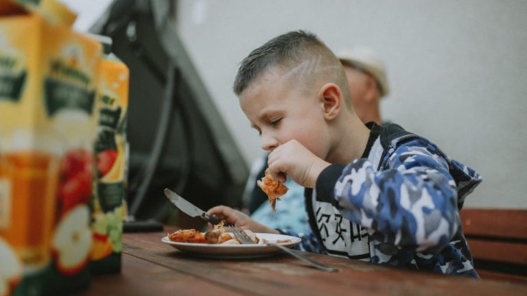 Jak wprowadzić zdrowe nawyki żywieniowe w rodzinie